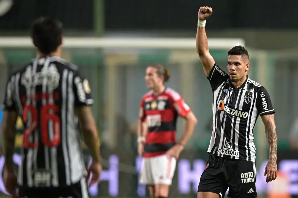 Paulinho em ação diante do Flamengo (Foto: Pedro Vilela/Getty Images)