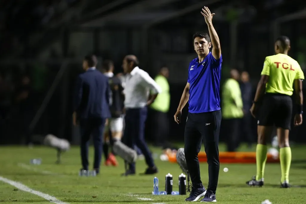 RIO DE JANEIRO, BRASIL – 6 DE NOVEMBRO: Lúcio Flávio, técnico do Botafogo, gesticula durante a partida entre Vasco da Gama e Botafogo, pelo Campeonato Brasileiro 2023, no Estádio São Januário, em 6 de novembro de 2023, no Rio de Janeiro. (Foto: Wagner Meier/Getty Images)