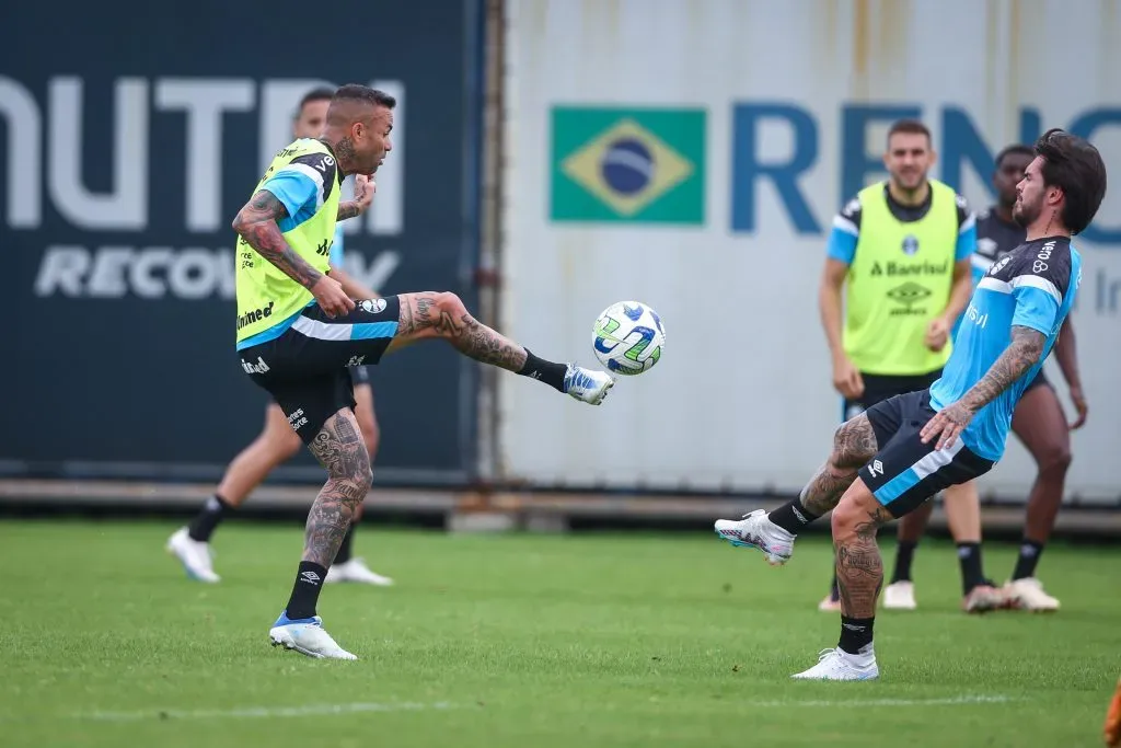 RS – FUTEBOL/ TREINO GREMIO 2023 – ESPORTES – Jogadores do Gremio realizam treino técnico durante a manha desta quarta-feira, no CT Luiz Carvalho, na preparação para a partida valida pelo Campeonato Brasileiro 2023. FOTO: LUCAS UEBEL/GREMIO FBPA