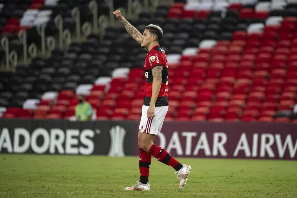 Pedro troca camisa com Endrick. Foto: Flickr Oficial CR Flamengo/Alexandre Vidal