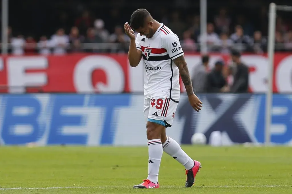 SÃO PAULO, SP (FOLHAPRESS) – 30 DE JULHO: Erison, do São Paulo, reage ao deixar o campo lesionado durante a partida entre São Paulo e Bahia, em jogo válido pela Série A 2023 do Brasil, no Estádio do Morumbi, em 30 de julho de 2023, em São Paulo. (Foto: Ricardo Moreira/Getty Images)