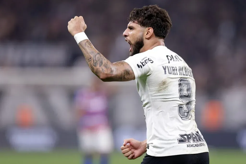 SÃO PAULO, SP (FOLHAPRESS) – 26 DE SETEMBRO: Yuri Alberto, do Corinthians, comemora após marcar o primeiro gol de sua equipe no jogo de ida da semifinal da Copa Conmebol Sul-Americana entre Corinthians e Fortaleza, na Neo Quimica Arena, em 26 de setembro de 2023, em São Paulo. (Foto: Alexandre Schneider/Getty Images)