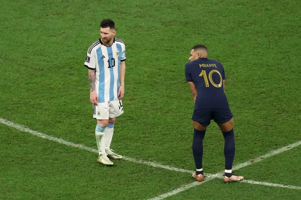 CIDADE DE LUSAIL, QATAR – 18 DE DEZEMBRO: Lionel Messi, da Argentina, enfrenta Kylian Mbappé, da França, antes da prorrogação durante a partida da final da Copa do Mundo FIFA Qatar 2022 entre Argentina e França, no Estádio Lusail, em 18 de dezembro de 2022, na cidade de Lusail, no Catar. (Foto: Alex Pantling/Getty Images)