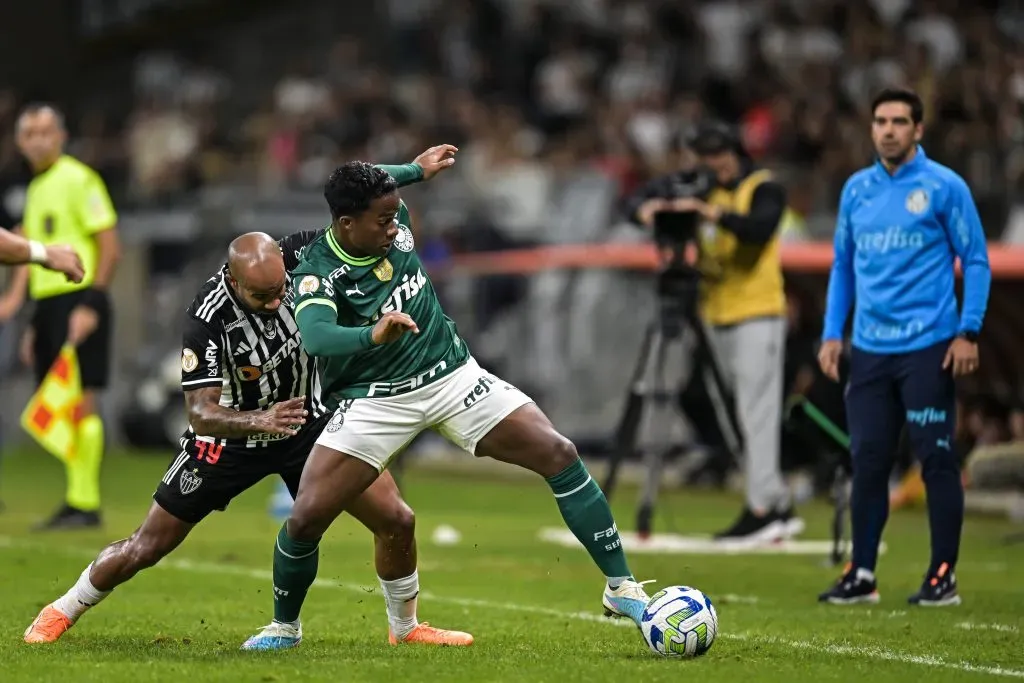 Patrick marcando Endrick em duelo contra o Palmeiras no Brasileirão. (Photo by Pedro Vilela/Getty Images)