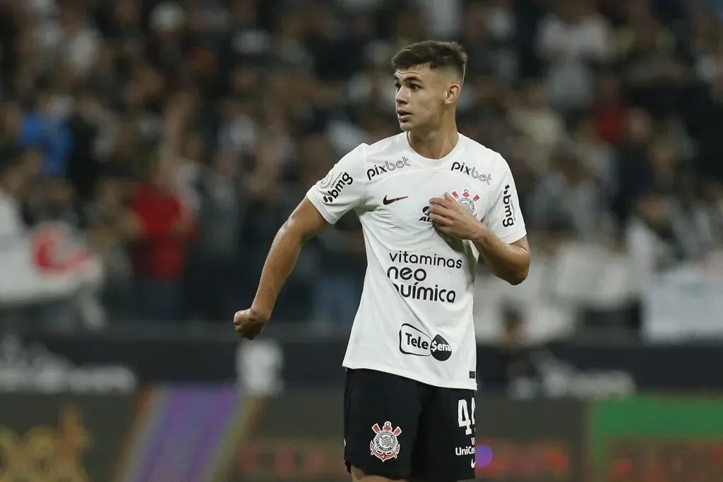 Gabriel Moscardo em ação contra o Athletico Paranaense. (Photo by Ricardo Moreira/Getty Images)