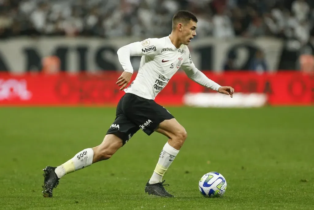 Gabriel Moscardo em partida contra o Goiás no Brasileirão. (Photo by Ricardo Moreira/Getty Images)