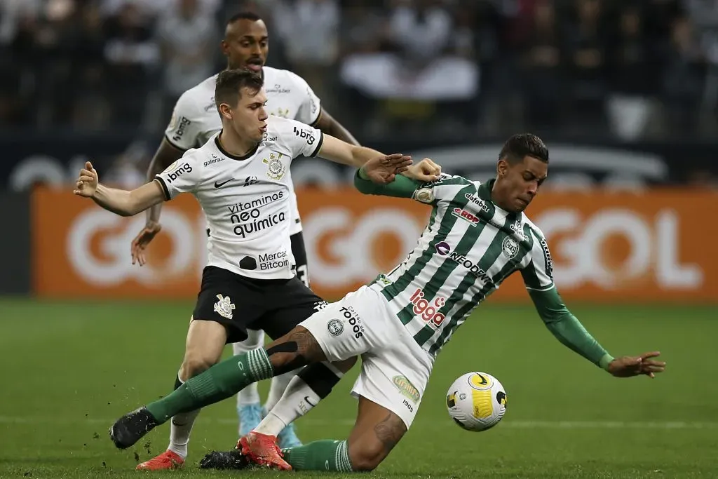 Alef Manga em partida contra o Corinthians. (Photo by Alexandre Schneider/Getty Images)
