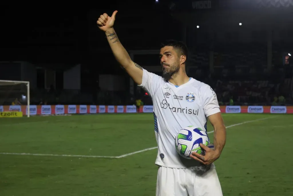 Luisito agradecendo o carinho da torcida (Foto: Lucas Figueiredo/Getty Images)