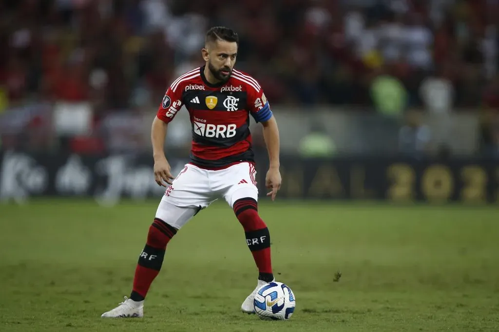 Éverton Ribeiro no duelo diante do Racing (Foto: Wagner Meier/Getty Images)
