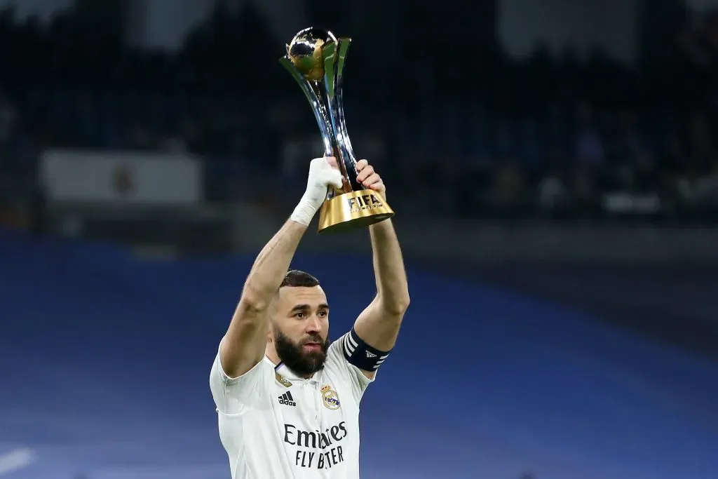 Benzema com o troféu do Mundial da FIFA. Foto: Florencia Tan Jun/Getty Images