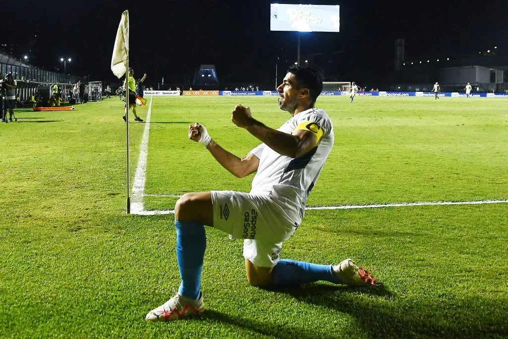 O uruguaio marcou três vezes em São Januário (Foto: Alexandre Durão / Grêmio / Divulgação)