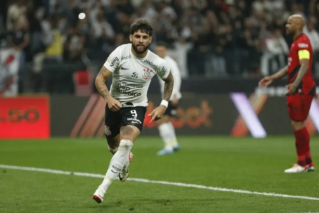 Yuri Alberto comemora gol marcado contra o Athletico Paranaense. (Photo by Ricardo Moreira/Getty Images)