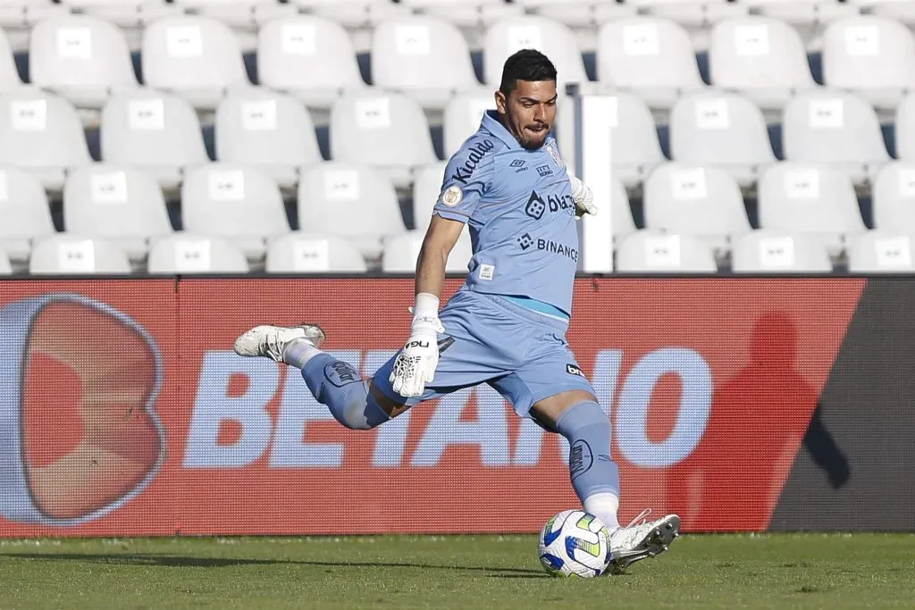 João Paulo pelo Santos em partida contra o Botafogo. (Photo by Ricardo Moreira/Getty Images)