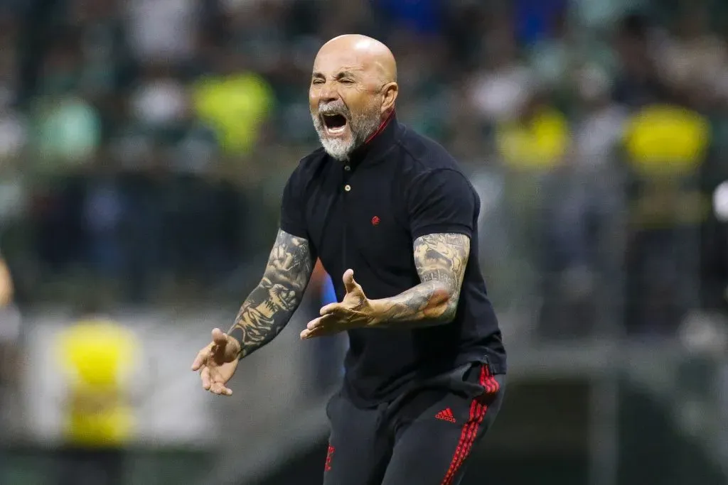 Jorge Sampaoli liderando o Flamengo em jogo contra o Palmeiras. (Photo by Miguel Schincariol/Getty Images)