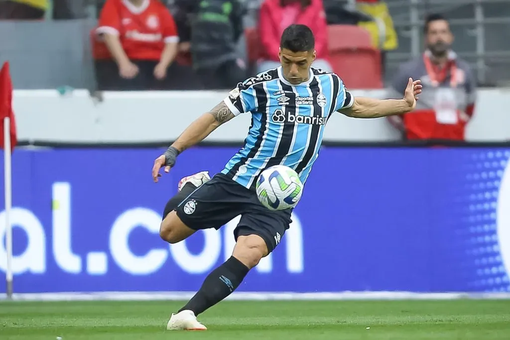 Luis Suárez em ação pelo Grêmio. (Photo by Pedro H. Tesch/Getty Images)