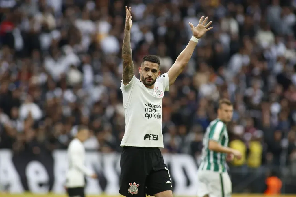 Renato Augusto em ação pelo Corinthians durante partida contra o Coritiba. (Photo by Miguel Schincariol/Getty Images)