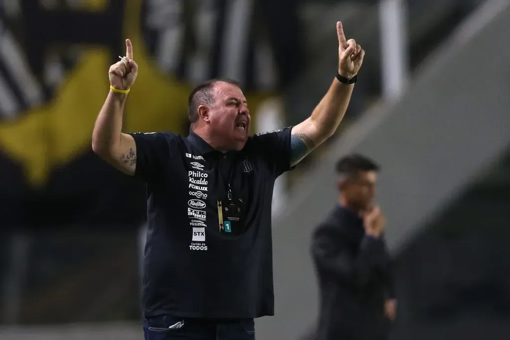 SANTOS, BRAZIL – MAY 04: Marcelo Fernandes head coach of Santos reacts during a match between Santos and The Strongest as part of Group C of Copa CONMEBOL Libertadores 2021 at Vila Belmiro Stadium on May 04, 2021 in Santos, Brazil. (Photo by Alexandre Schneider/Getty Images)