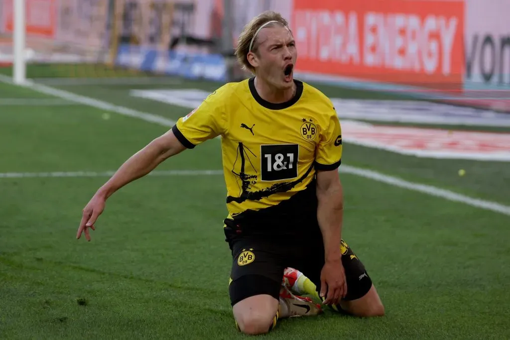 DORTMUND, ALEMANHA – OUTUBRO 07: Julian Brandt, do Borussia Dortmund, comemora após marcar o terceiro gol de sua equipe durante a partida da Bundesliga entre Borussia Dortmund e 1. FC Union Berlin no Signal Iduna Park em 07 de outubro de 2023 em Dortmund, Alemanha. (Foto: Dean Mouhtaropoulos/Getty Images)