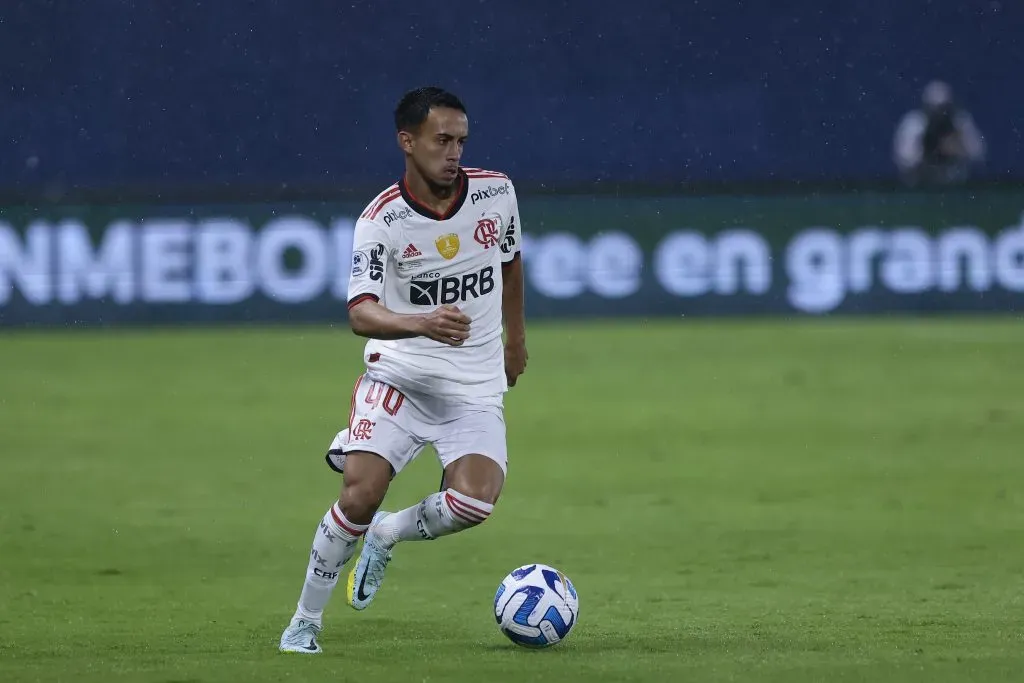 Matheus Gonvalves em ação pelo Flamengo. (Photo by Franklin Jacome/Getty Images)