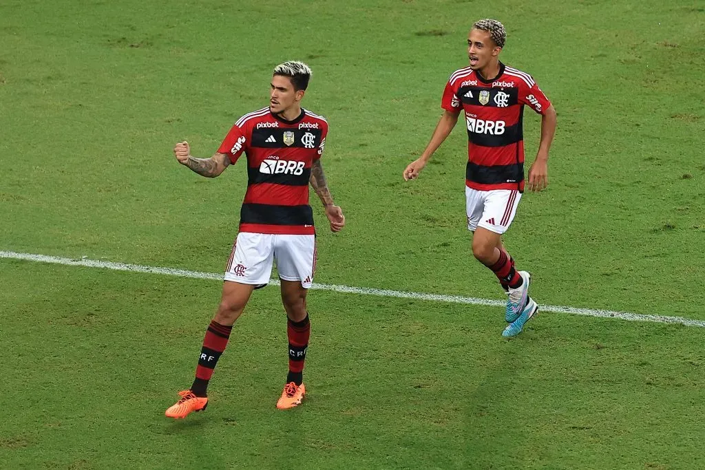 Matheus Gonçalves comemora gol com Pedro no Flamengo. (Photo by Buda Mendes/Getty Images)