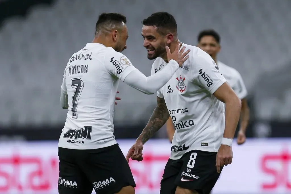 Renato Augusto comemorando um gol do Corinthians ao lado de Maycon (Photo by Ricardo Moreira/Getty Images)