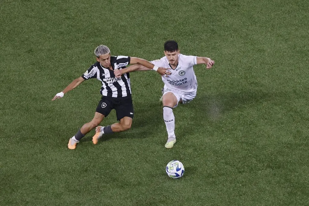 Hugo, pelo Goiás, marcando Segovinha, do Botafogo. (Photo by Wagner Meier/Getty Images)