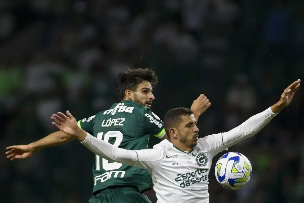 Hugo disputando bola com Flaco López. (Photo by Miguel Schincariol/Getty Images)