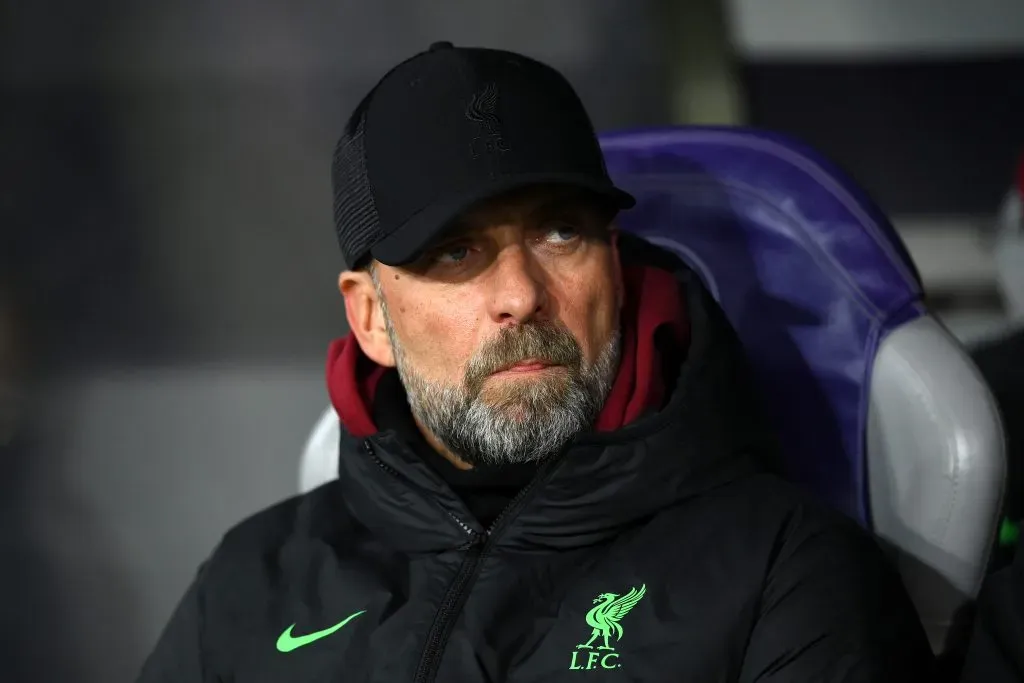 TOULOUSE, FRANÇA – NOVEMBRO 09: Juergen Klopp, treinador do Liverpool, olha para antes do jogo da UEFA Europa League 2023/24 entre Toulouse FC e Liverpool FC no Estádio de Toulouse em 09 de novembro de 2023 em Toulouse, França. (Foto: Justin Setterfield/Getty Images)