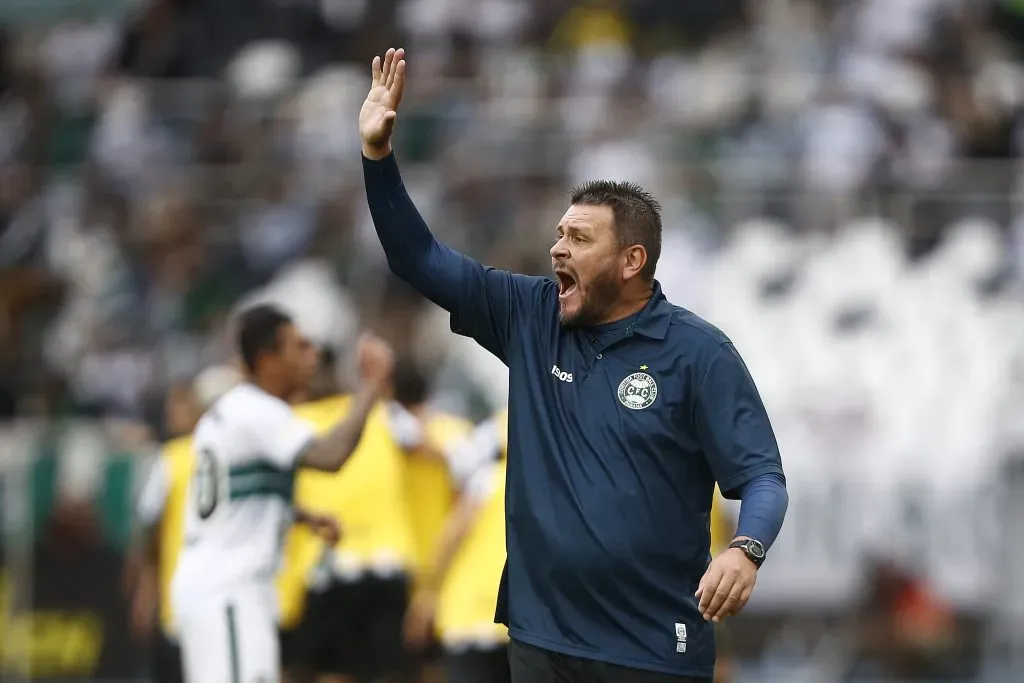 RIO DE JANEIRO, BRASIL – 30 DE JULHO: Thiago Kosloski, técnico do Coritiba, reage durante partida entre Botafogo e Coritiba pelo Campeonato Brasileiro 2023, no Estádio Olímpico Nilton Santos, em 30 de julho de 2023, no Rio de Janeiro. (Foto: Wagner Meier/Getty Images)