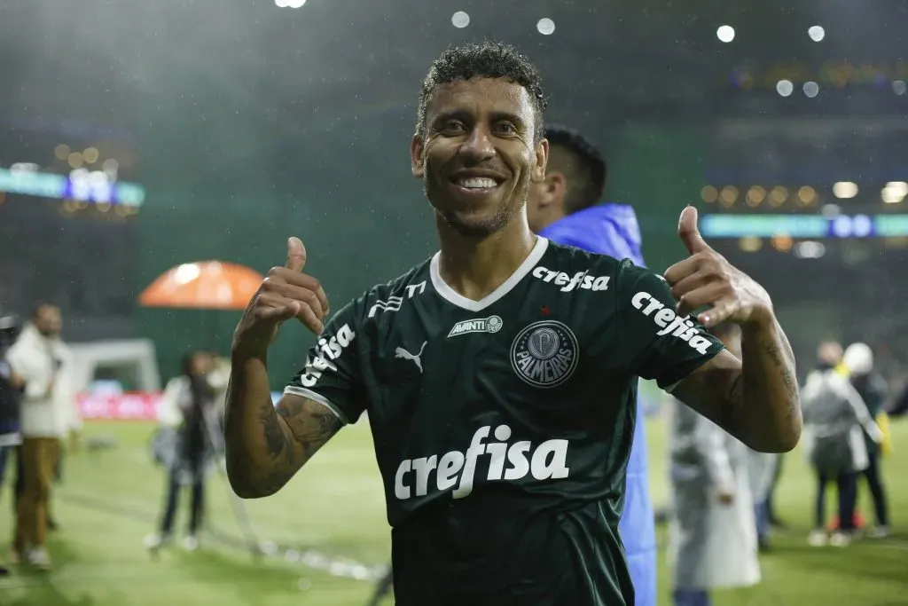 SÃO PAULO, SP (FOLHAPRESS) – 02 DE NOVEMBRO: Marcos Rocha, do Palmeiras, comemora a conquista do título após a partida entre Palmeiras e Fortaleza pela Série A do Brasil, no Campeonato Brasileiro 2022, no Allianz Parque, no dia 02 de novembro de 2022, em São Paulo. (Foto: Ricardo Moreira/Getty Images)