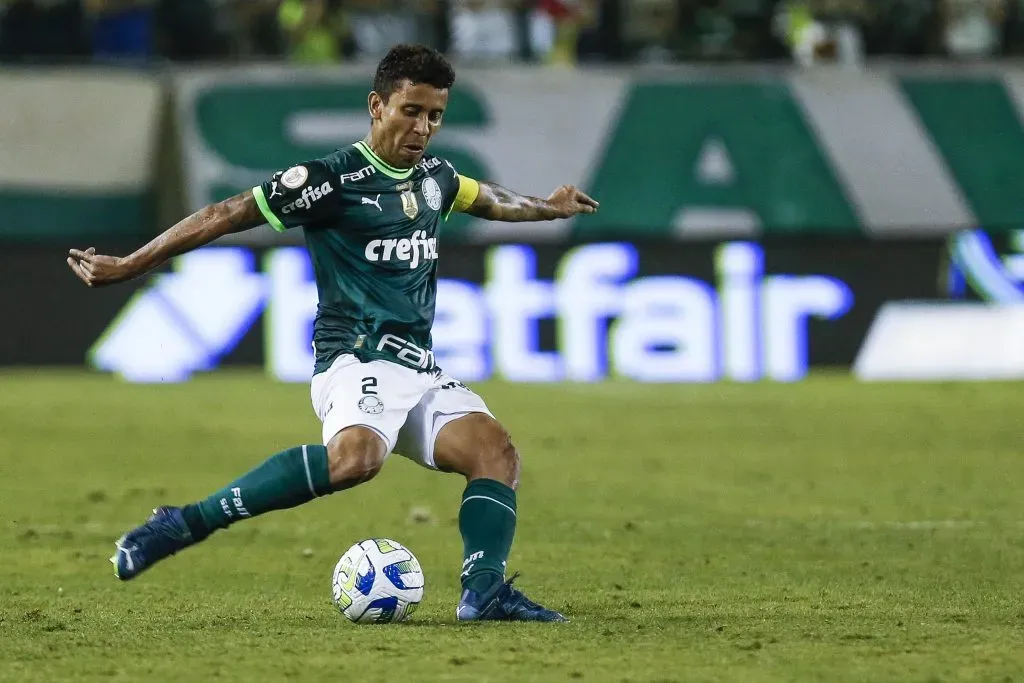 BARUERI, Brasil – 11 de novembro: Marcos Rocha, do Palmeiras, chuta a bola durante a partida entre Palmeiras e Internacional como parte da Série A do Brasileirão 2023 na Arena Barueri em 11 de novembro de 2023 em Barueri (BA). (Foto: Ricardo Moreira/Getty Images)