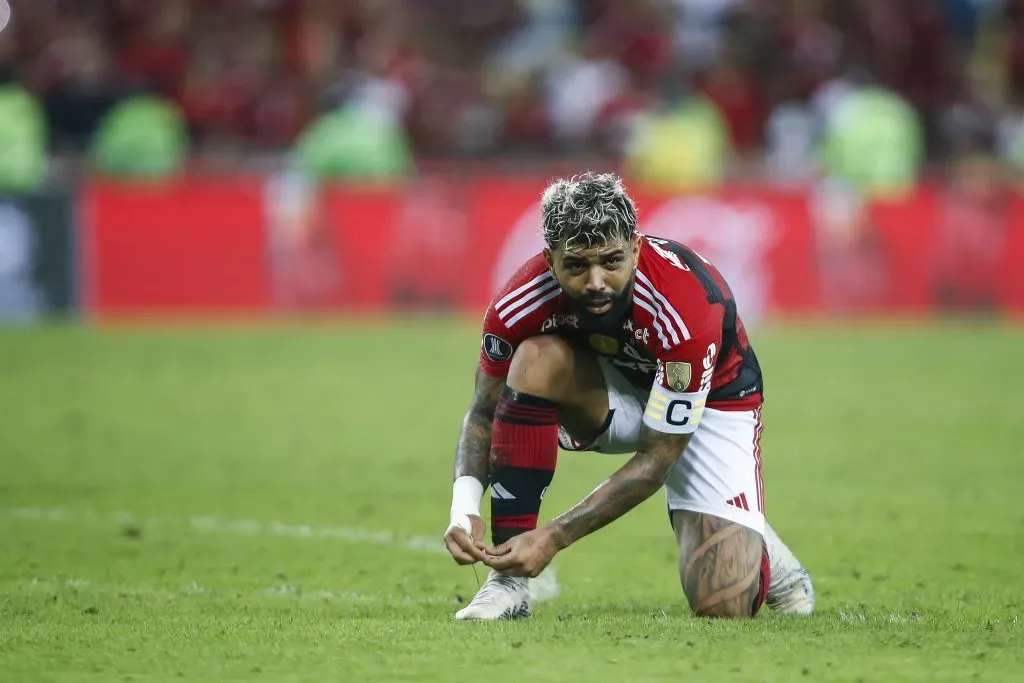 Gabigol amarrando as chuteiras durante partida pela Libertadores. (Photo by Wagner Meier/Getty Images)