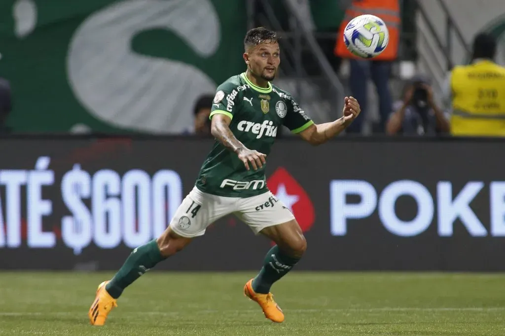 Artur em ação pelo Palmeiras. (Photo by Miguel Schincariol/Getty Images)