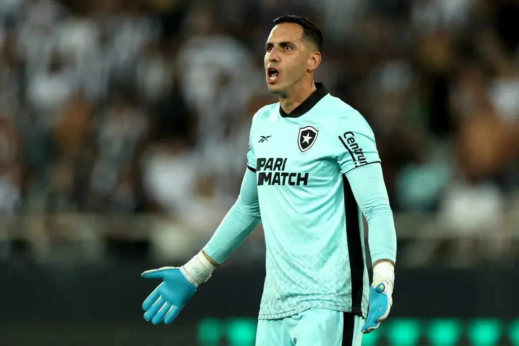 RIO DE JANEIRO, BRASIL – 23 DE AGOSTO: O goleiro Gatito Fernández, do Botafogo, reage durante partida de ida das quartas de final entre Botafogo e Defensa y Justicia no jogo de ida das quartas de final da Copa Conmebol Sul-Americana 2023, no Estádio Olímpico Nilton Santos, em 23 de agosto de 2023, no Rio de Janeiro, Brasil. (Foto: Buda Mendes/Getty Images)