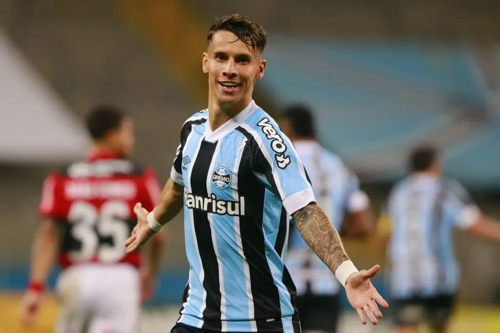 Ferreira celebrando um gol pelo Grêmio (Photo by Silvio Avila/Getty Images)