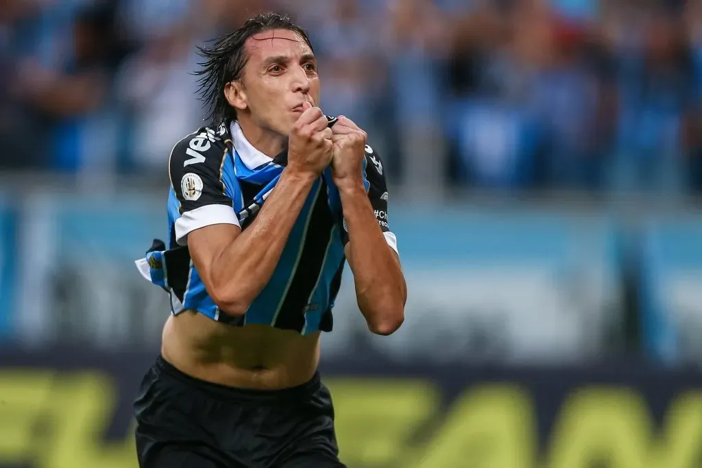 Pedro Geromel vibrando com um gol do Grêmio (Photo by Lucas Uebel/Getty Images)