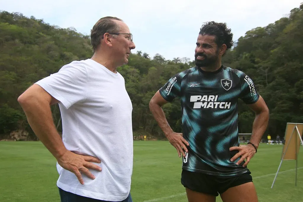 Diego Costa conversa com dono do Botafogo. Foto: Flickr Oficial Botafogo Fr/Vítor Silva