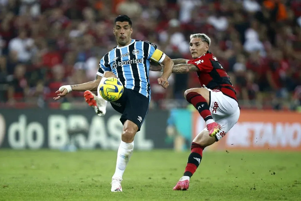 Varela marcando Luis Suárez. (Photo by Wagner Meier/Getty Images)