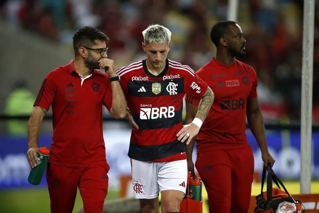 Varela após se machucar na Copa do Brasil. (Photo by Wagner Meier/Getty Images)