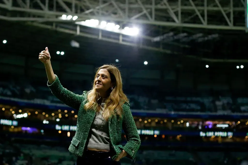 SÃO PAULO, SP (FOLHAPRESS) – 30 DE AGOSTO: Leila Pereira, presidente do Palmeiras, gesticula antes da partida de volta das quartas de final entre Palmeiras e Deportivo Pereira no jogo de volta das quartas de final da Copa CONMEBOL Libertadores 2023, no Allianz Parque, em 30 de agosto de 2023, em São Paulo. (Foto: Ricardo Moreira/Getty Images)