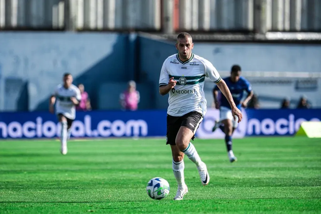 Slimani em ação pelo Coriitba | Foto: Gabriel Thá / Site Oficial Coritiba