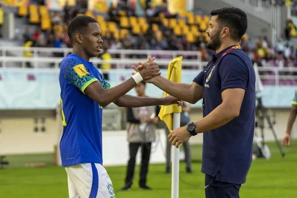 Estevão é cumprimentado por membro da comissão técnica brasileira. Foto: Flickr Oficial CBF/Leto Ribas