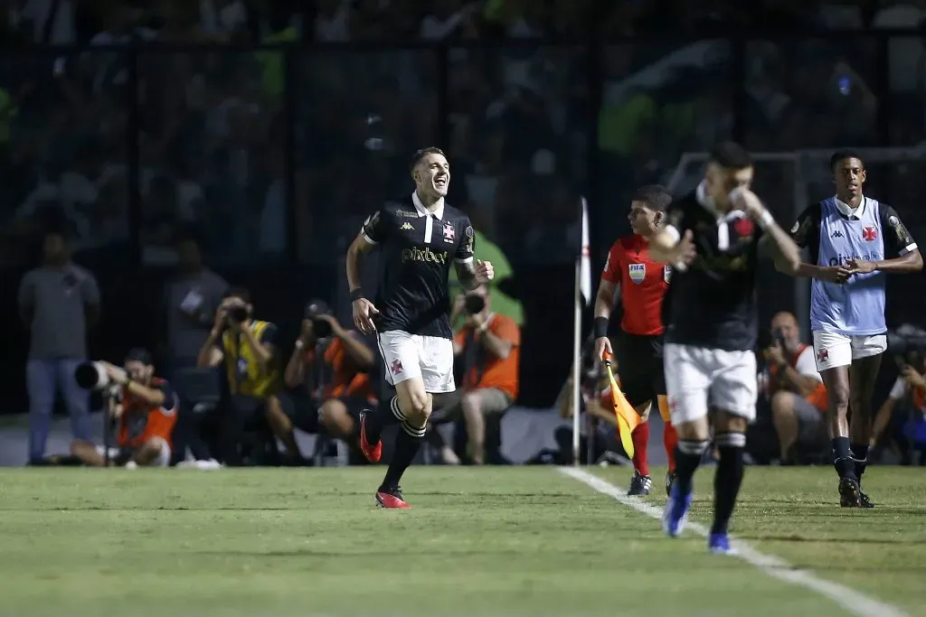 RIO DE JANEIRO, BRASIL – 12 DE NOVEMBRO: Pablo Vegetti, do Vasco da Gama, comemora após marcar o primeiro gol da equipe durante a partida entre Vasco da Gama e América MG como parte do Brasileirão 2023 no Estádio São Januário em 12 de novembro de 2023 no Rio de Janeiro, Brasil. (Foto: Wagner Meier/Getty Images)