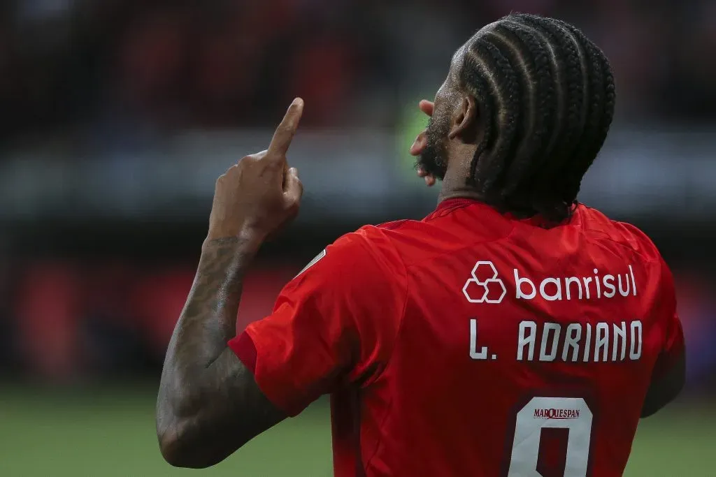 PORTO ALEGRE, BRASIL – JUNHO 28: Luiz Adriano, do Internacional, comemora após marcar o segundo gol da equipe durante a partida do grupo B entre Internacional e Independiente Medellín como parte da Copa CONMEBOL Libertadores 2023 no estádio Beira-Rio em 28 de junho de 2023 em Porto Alegre, Brasil. (Foto: Fernando Alves/Getty Images)