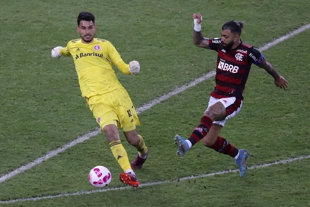 RIO DE JANEIRO, BRASIL – 05 DE OUTUBRO: O goleiro Keiller, do Internacional, disputa a bola com Gabriel Barbosa, do Flamengo, durante partida entre Flamengo e Internacional pelo Brasileirão 2022, no Maracanã, no dia 05 de outubro de 2022, no Rio de Janeiro. (Foto: Buda Mendes/Getty Images)