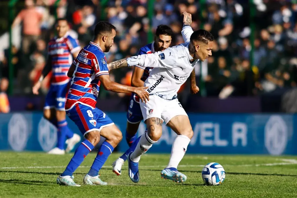 Caio Alexandre marcando Guerrero. (Photo by Ernesto Ryan/Getty Images)