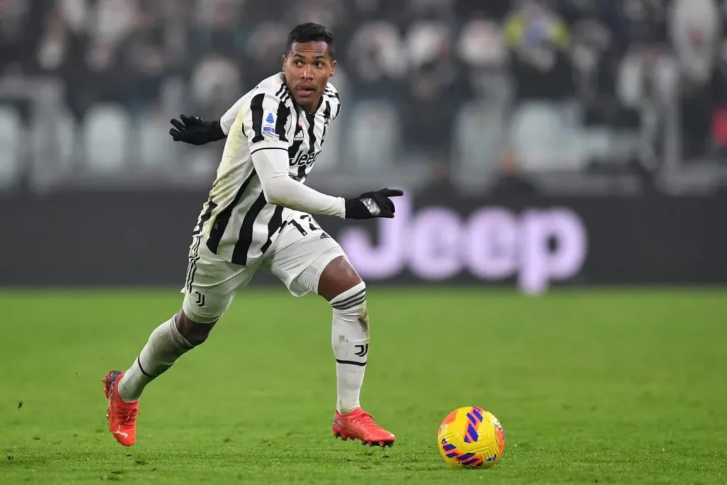 Alex Sandro em ação pela Juventus. (Photo by Valerio Pennicino/Getty Images)