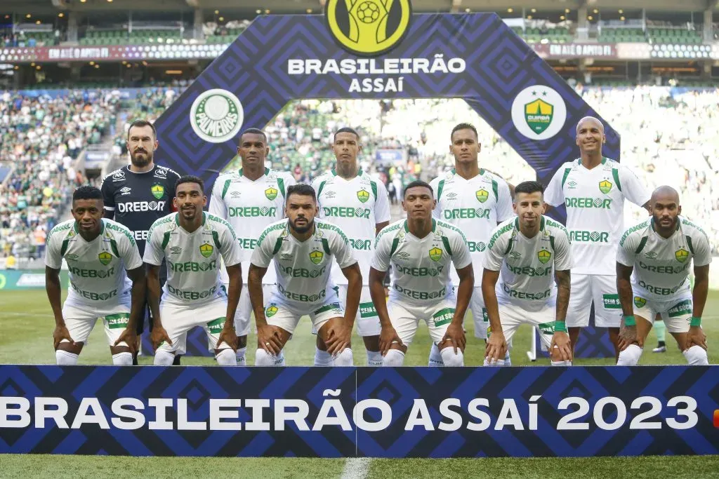 Deyverson com o elenco do Cuiabá. (Photo by Miguel Schincariol/Getty Images)