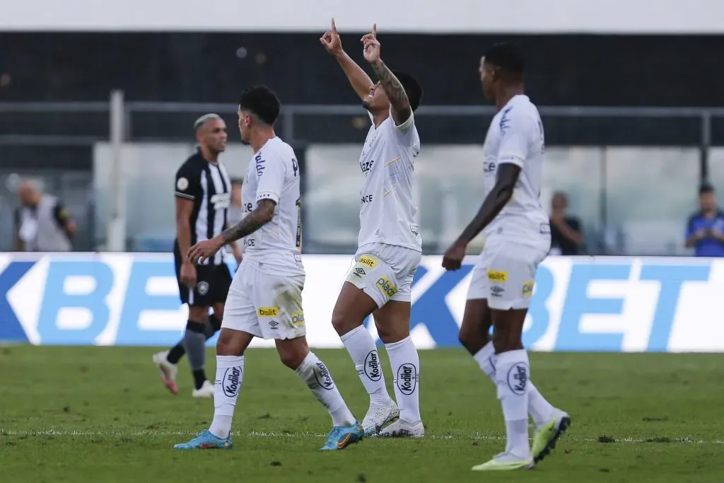 Marcos Leonardo celebra gol pelo Santos. (Photo by Ricardo Moreira/Getty Images)