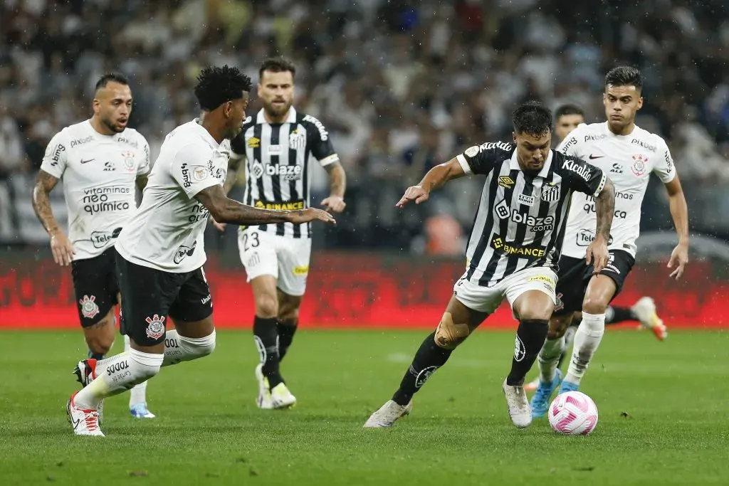 Marcos Leonardo em ação contra o Corinthians. (Photo by Ricardo Moreira/Getty Images)